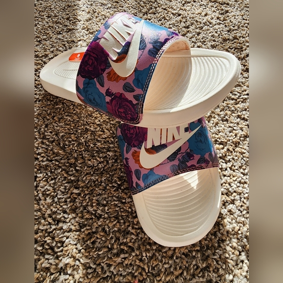 Floral Nike Victori One Print Slide - Picture 1 of 5